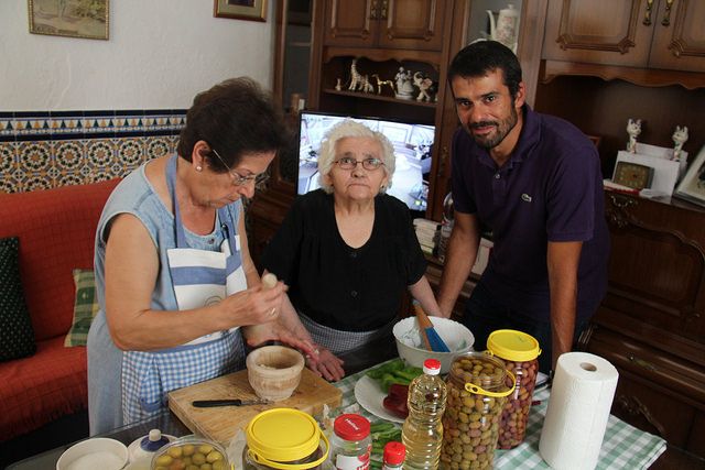 Enrique Sánchez, cocinero-pregonero, visitó Arahal para empaparse de la  cultura del olivar - AION SUR