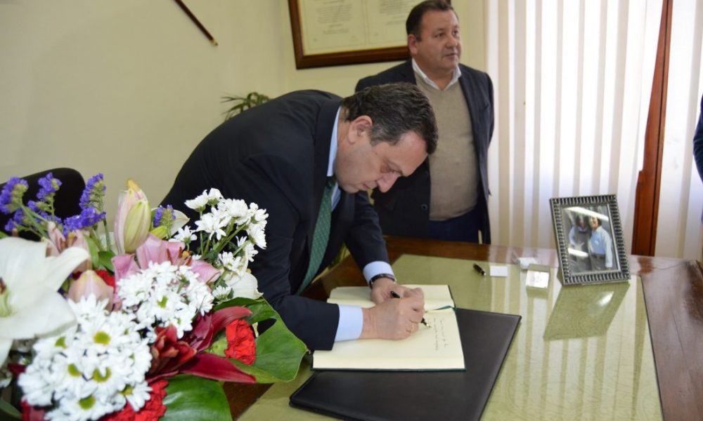 Firma en el Libro de Honor