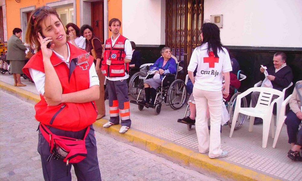 voluntarios de cruz roja sacan a ancianos de las residencias de la junta y la diputacion a ver las procesiones.1