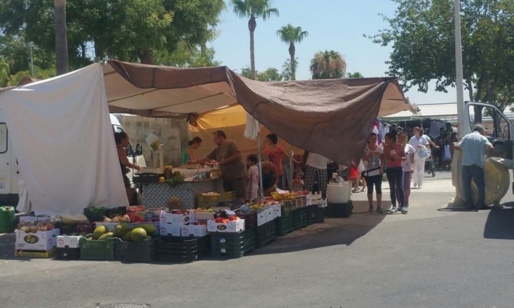 Las obras de mejora del mercado ambulante de Arahal incluye la instalación de toldos que darán sombra en la zona