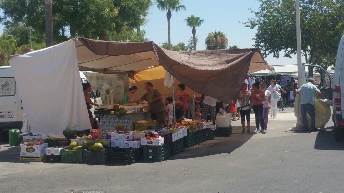 Las obras de mejora del mercado ambulante de Arahal incluye la instalación de toldos que darán sombra en la zona