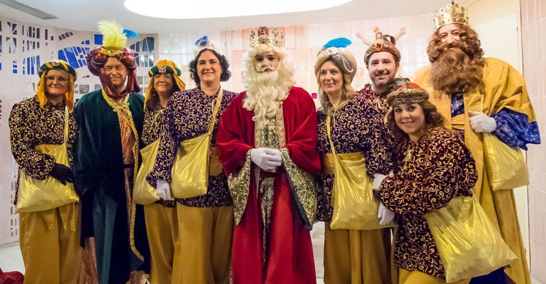 Los Reyes Magos visitan los hospitales sevillanos de Valme y El Tomillar - AION SUR Los Reyes Magos visitan los hospitales sevillanos de Valme y El Tomillar - AION SUR