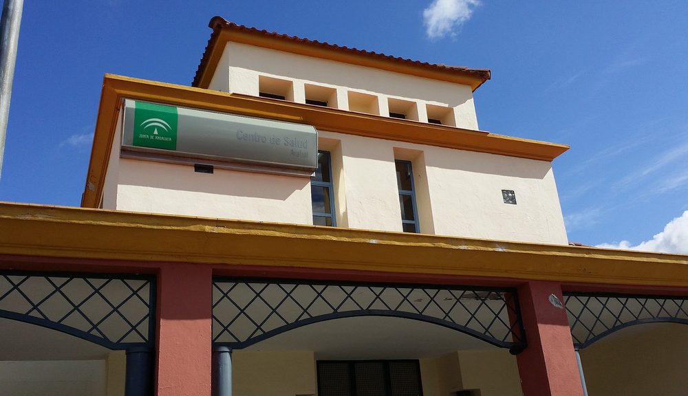 "Las colas del centro de salud de Arahal se deben a las citas de la vacunación de la gripe"