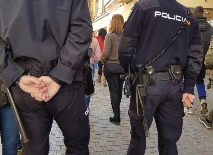 Detenido en Sevilla por extorsionar y amenazar con una pistola a varias personas