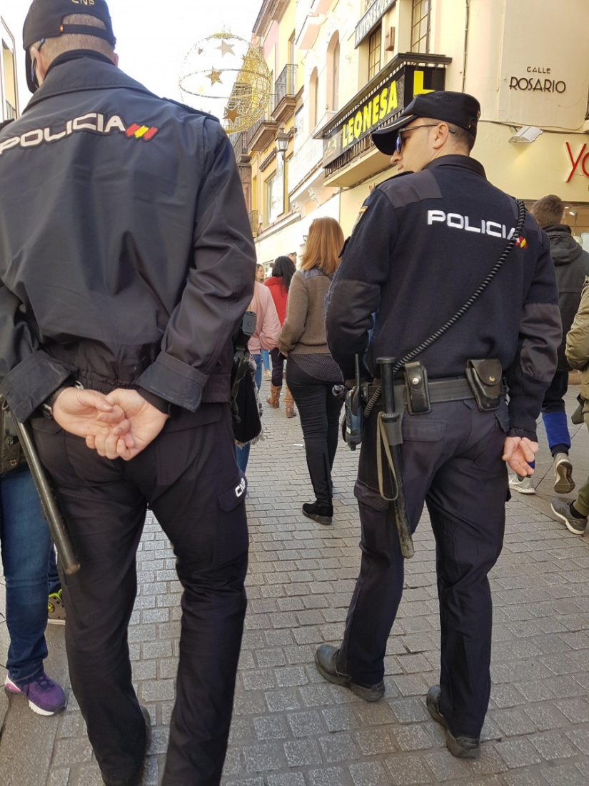 Detenido en Sevilla por extorsionar y amenazar con una pistola a varias personas