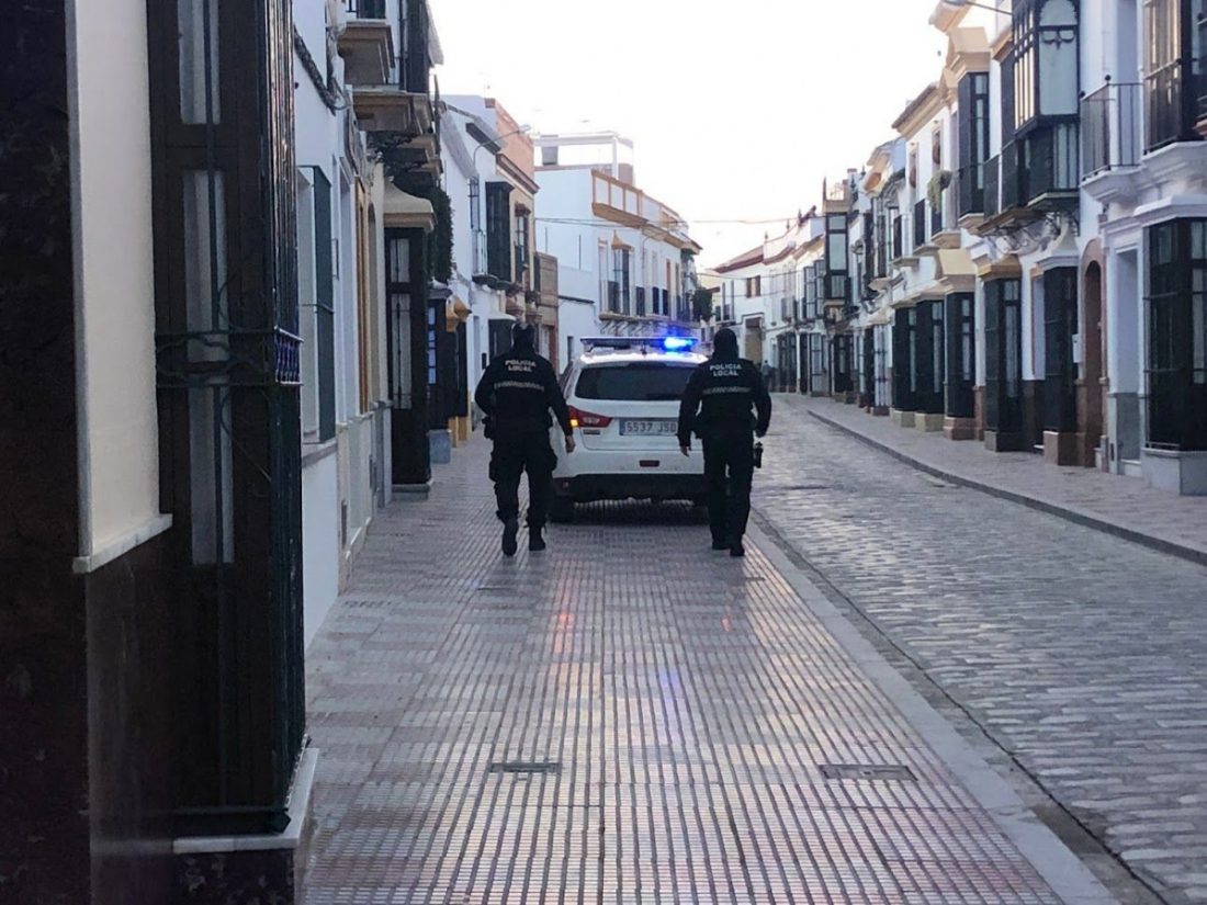 La Policía de Arahal denuncia a un vecino de Puebla de Cazalla por tirar petardos en la vía pública