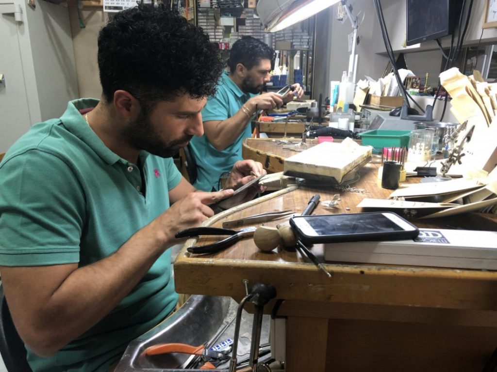 José (en primer plano) y Eduardo mientras trabajan en el taller de la Altillo Joyería Calasanz.