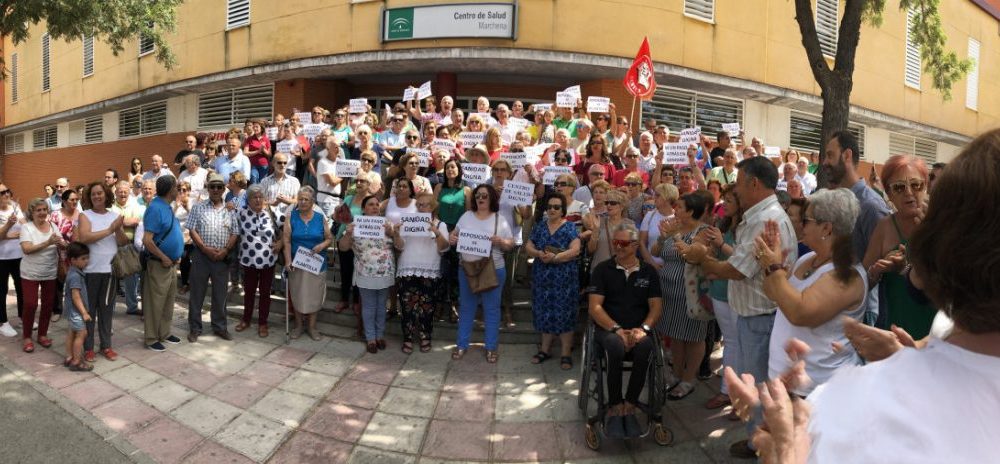 Más de 200 usuarios se concentran para pedir mejor atención en el Centro de Salud de Marchena