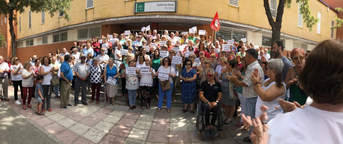 Más de 200 usuarios se concentran para pedir mejor atención en el Centro de Salud de Marchena