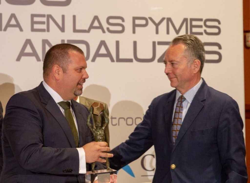 El director de Comercio Internacional, José Palma, recibe el premio de manos del presidente del Grupo Joly, José Joly.