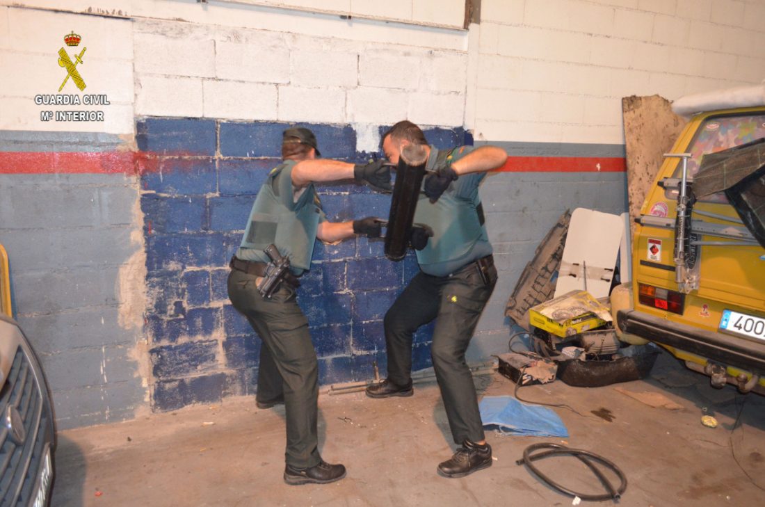 Intentan agredir a la Guardia Civil cuando los descubren robando en una vivienda