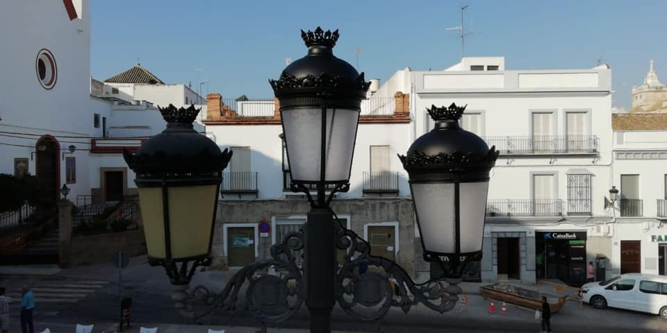 Instaladas lámparas LED en las farolas de la plaza del Ayuntamiento de Marchena