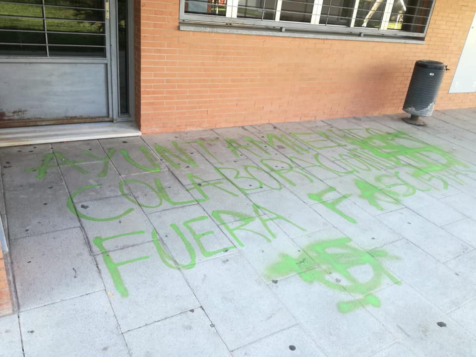 Aparecen pintadas contra el Ayuntamiento de Morón para que no se realice un debate sobre la libertad de expresión