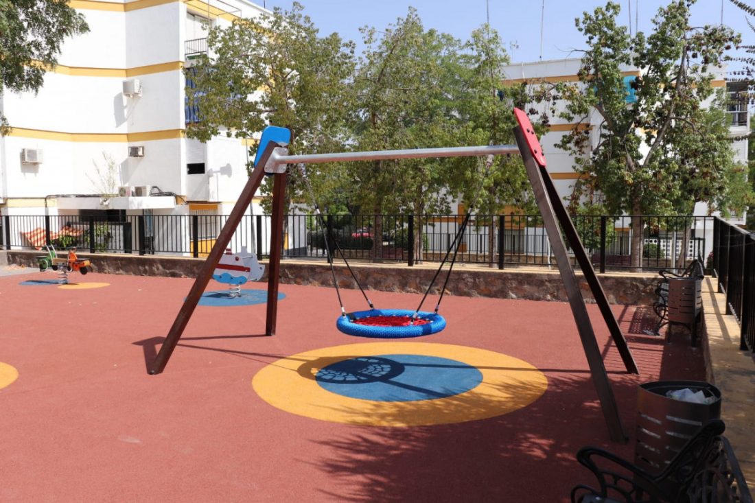 El Ayuntamiento de Arahal instala los primeros columpios inclusivos en tres parques