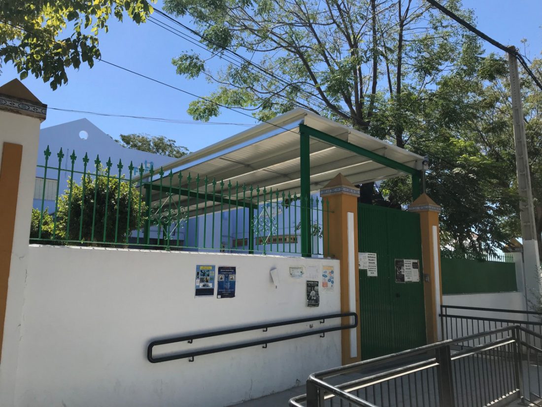Terminada la obra de la pasarela de entrada al centro escolar de Infantil de La Fuente en Arahal