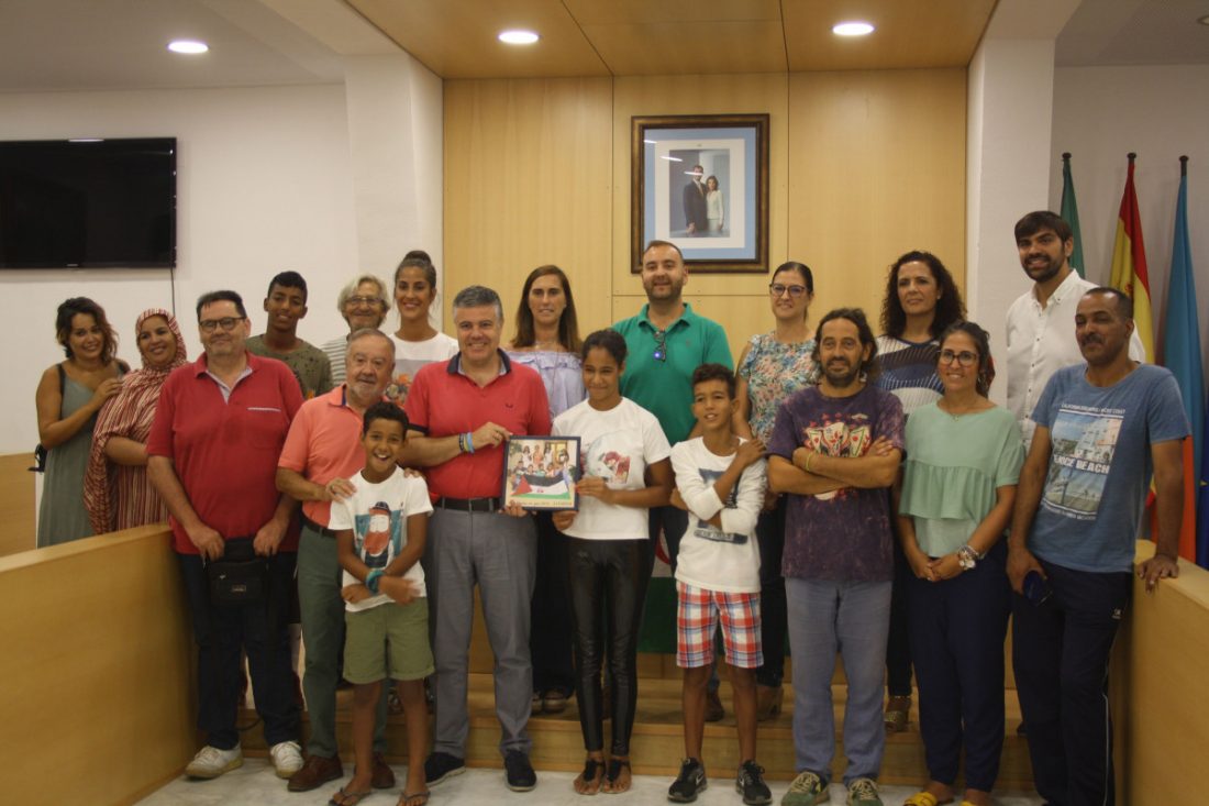 Mairena despide a los niños saharauis del proyecto Vacaciones en Paz.