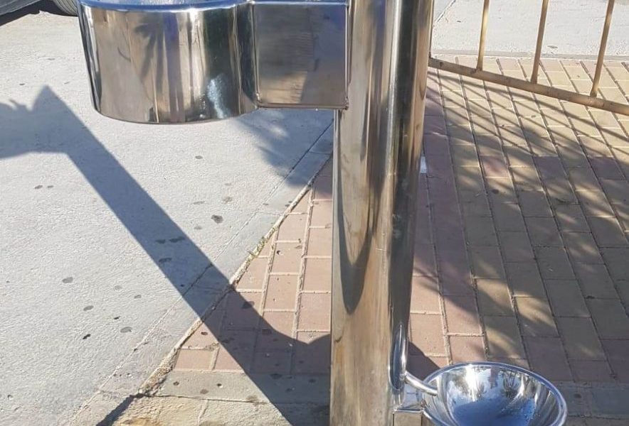 Arahal instala en sus parques fuentes de uso conjunto para personas y animales