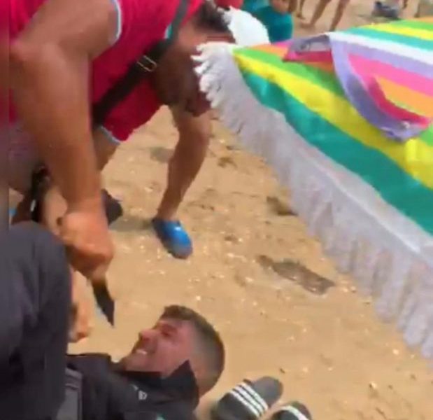 Vídeo: Apuñalan al jefe de la Policía Local de Punta Umbría (Huelva) en una playa