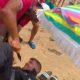 Vídeo: Apuñalan al jefe de la Policía Local de Punta Umbría (Huelva) en una playa