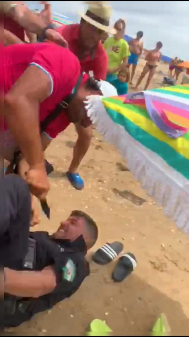 Vídeo: Apuñalan al jefe de la Policía Local de Punta Umbría (Huelva) en una playa