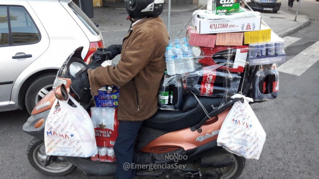 Denunciado por llevar toda la compra acumulada en un ciclomotor