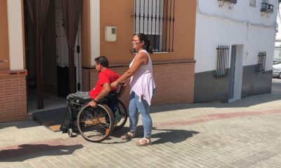 Las obras de una calle de Arahal impiden a un vecino en silla de ruedas entrar solo en su casa