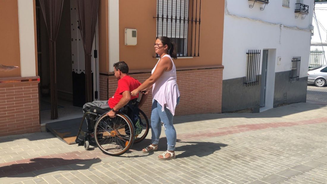 Las obras de una calle de Arahal impiden a un vecino en silla de ruedas entrar solo en su casa