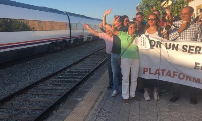 Proseguirán las concentraciones de las plataformas ciudadanas por el tren hasta conseguir servicios en toda la comarca