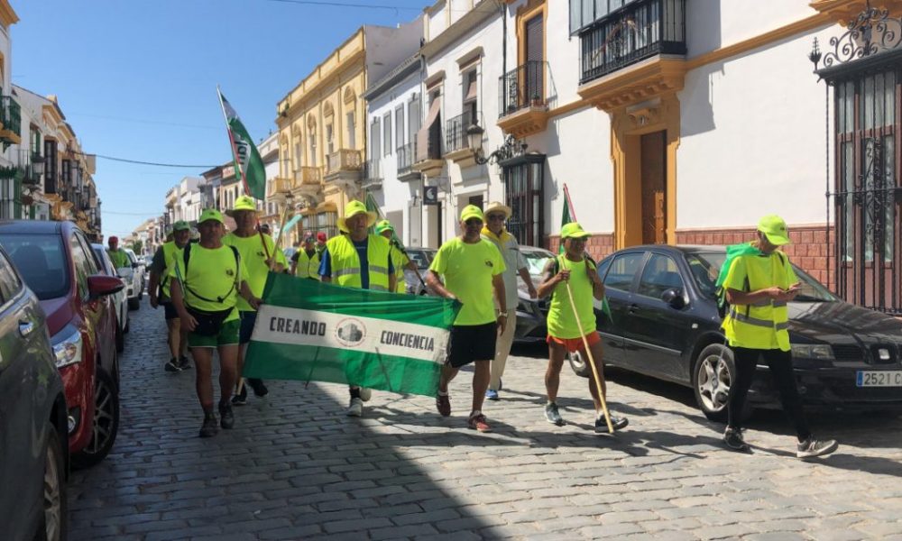 La marcha de los jubilados de Rota, recibida en Arahal con los aplausos del alumnado de un instituto