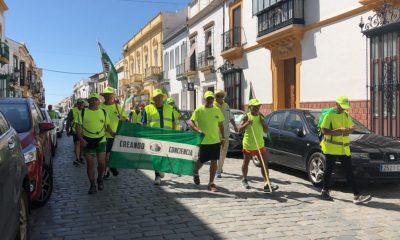 La marcha de los jubilados de Rota, recibida en Arahal con los aplausos del alumnado de un instituto