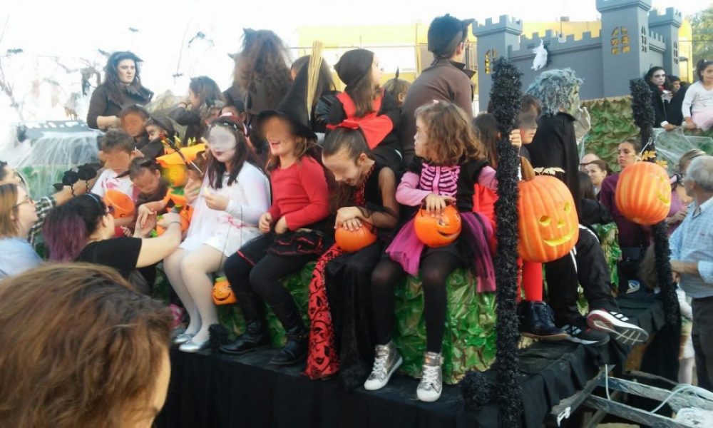 Pasacalles de Halloween para amenizar el comercio en Alcalá de Guadaíra
