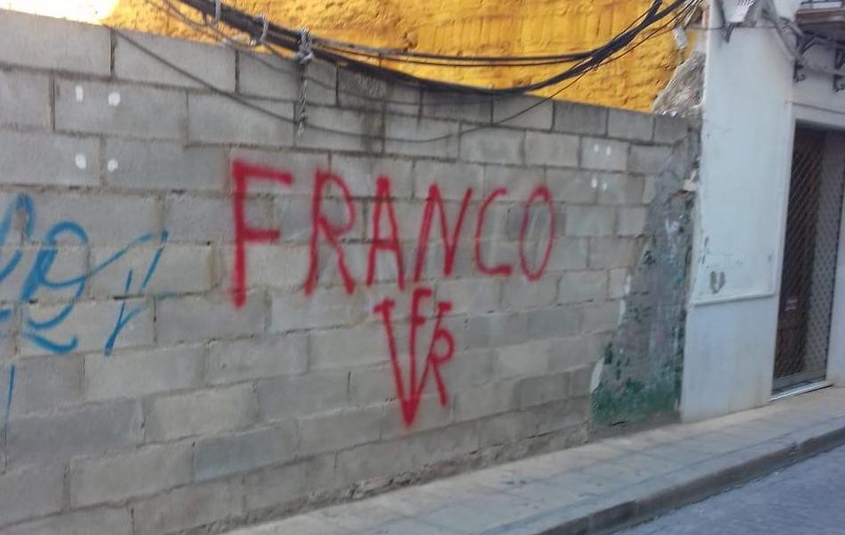Varias zonas de Marchena amanecen con pintadas franquistas