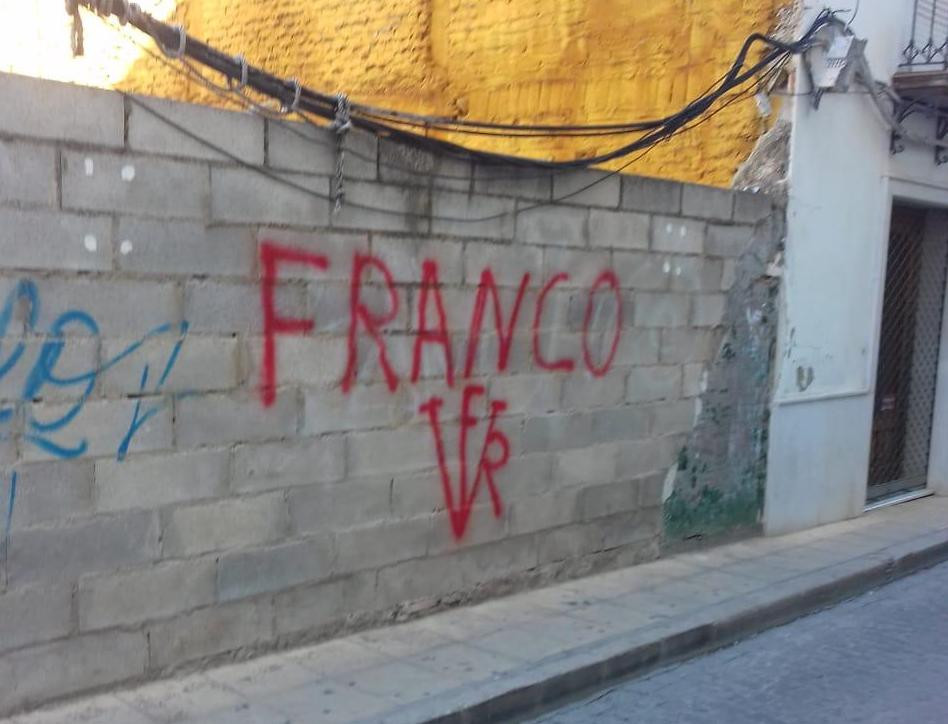 Varias zonas de Marchena amanecen con pintadas franquistas