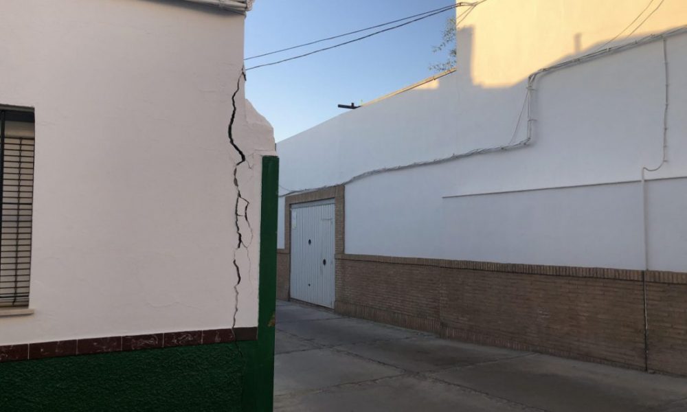 Dos casas de Arahal, con golpes en fachadas por el cambio de tráfico en una calle