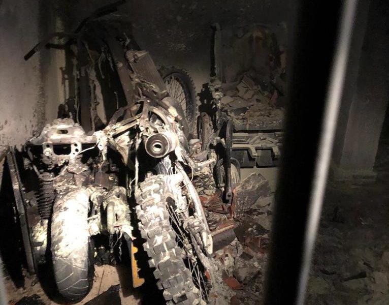 Cinco personas atendidas y un edificio desalojado por un incendio de ciclomotores en Morón
