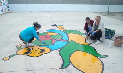 Vecinas de Pruna pintan dibujos en el suelo de un colegio para que juegue el alumnado