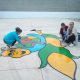 Vecinas de Pruna pintan dibujos en el suelo de un colegio para que juegue el alumnado