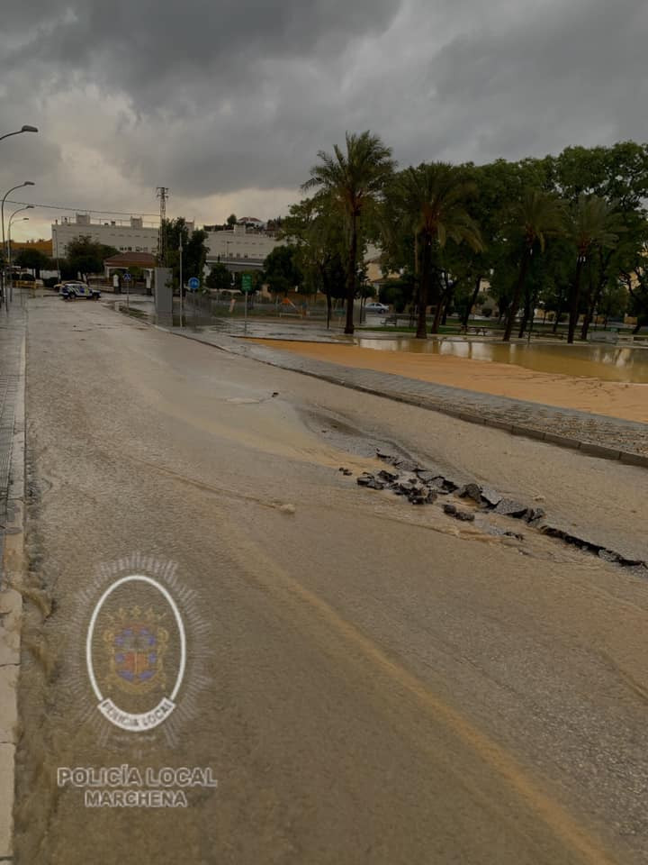 Vivienda inundadas, calles, negocios y carretera cortada, incidencias de la tarde de lluvia en Marchena