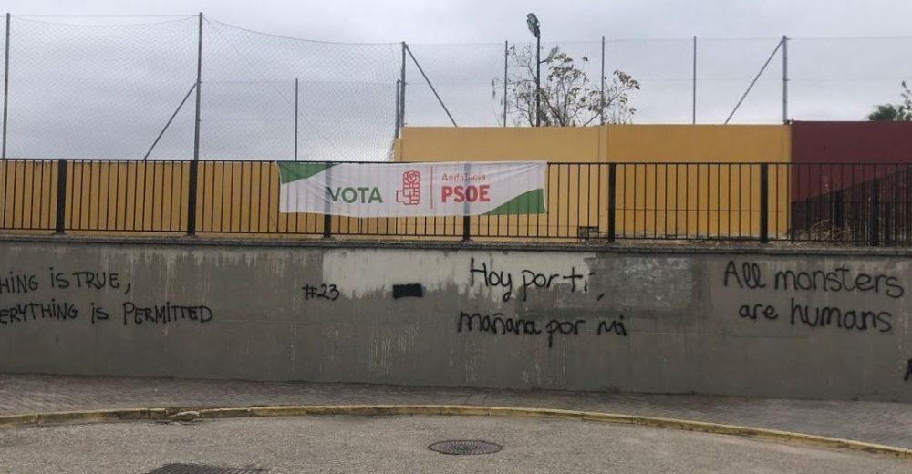 La Policía Local de Arahal coge "in fraganti" a dos menores realizando pintadas en un muro junto a un colegio