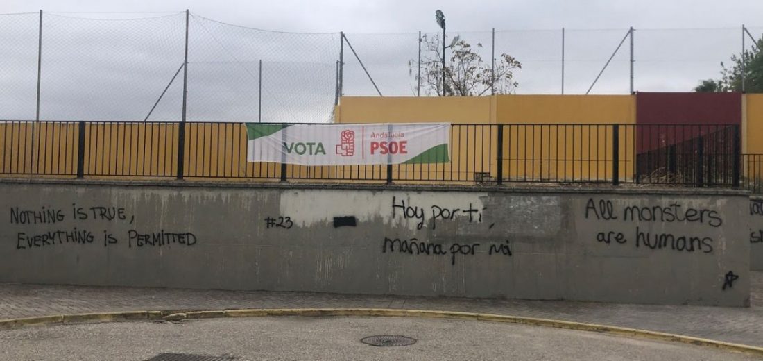 La Policía Local de Arahal coge "in fraganti" a dos menores realizando pintadas en un muro junto a un colegio