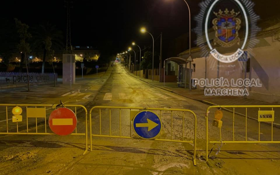 Los daños más significativos por la tromba de agua en Marchena, se centran en el hundimiento de un tramo de calle Sevilla