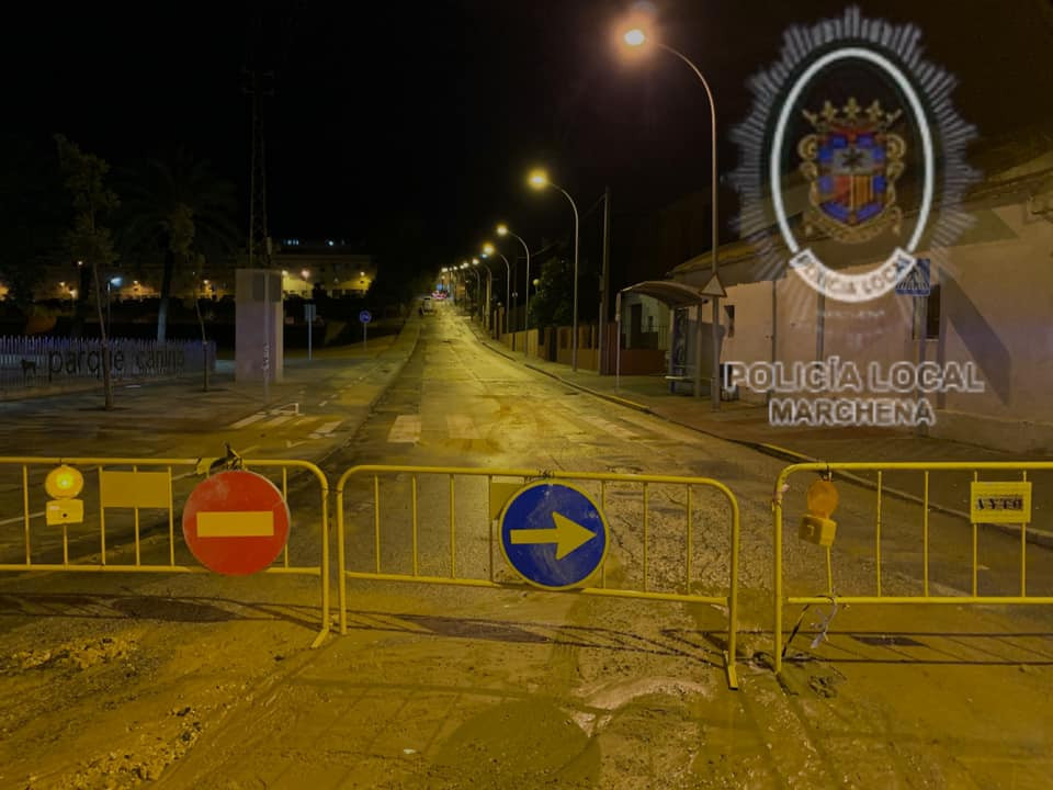 Los daños más significativos por la tromba de agua en Marchena, se centran en el hundimiento de un tramo de calle Sevilla