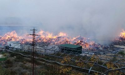 Bomberos de cinco parques trabajan en el incendio de una nave de algodón en Écija