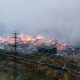 Bomberos de cinco parques trabajan en el incendio de una nave de algodón en Écija