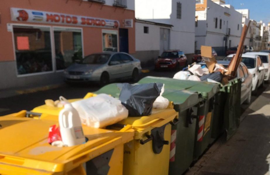 Vecinos del Pasaje el Saladillo en Arahal insisten en la insalubridad de los contenedores
