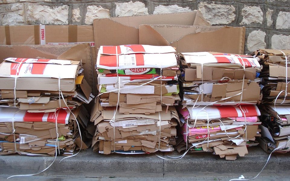 La Puebla pone en práctica la recogida de cartón puerta a puerta en comercios