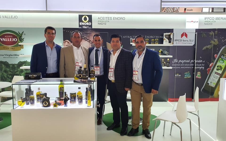 En China prueban por primera vez el aceite de oliva virgen de la variedad manzanilla de Enoro