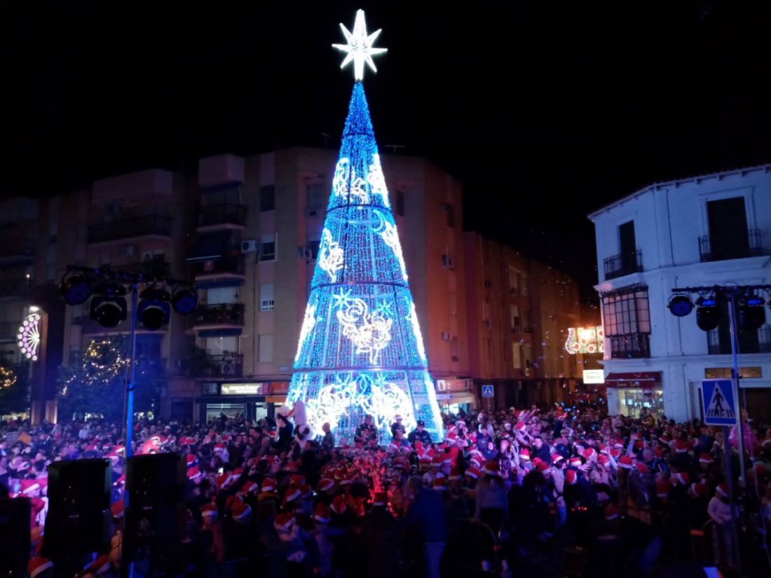 Alcalá de Guadaíra da la bienvenida a la Navidad con una fiesta familiar y el encendido de casi 700.000 lámparas