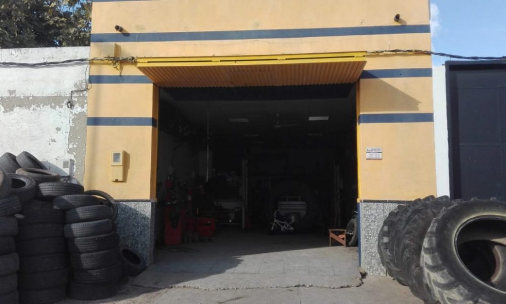Roban un ordenador y dinero en un pequeño taller de neumáticos de Paradas