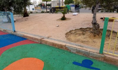 Vecinos de la calle Guirnalda de Arahal denuncian destrozos en un parque infantil